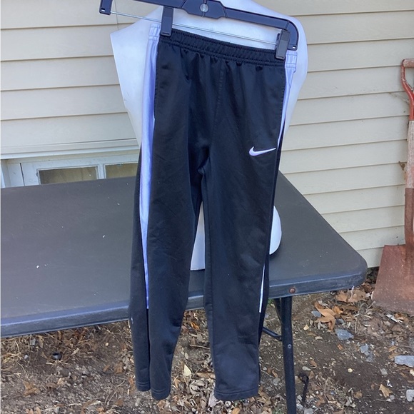 Nike Pants Boys large  Black White Sweat Pants Kid  Outdoors Ages - Picture 1 of 4